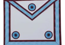Mark Regalia MM Apron Quality Hand Made Mark Degree Master Masons Apron made to the highest quality with silver adjustable belt fitments. Features: High Quality Master Mason Apron Adjustable with silver plated snake fitting 2 inch sky blue and maroon Moire ribbon Complete colour shade Guarantee Pocket at the rear and soft padding Available in Lambskin and Imitation Leather